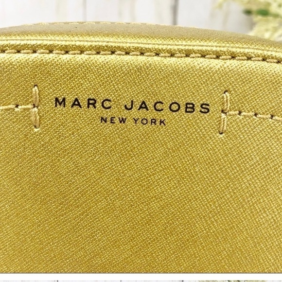 Marc Jacobs gold crossover purse with strap​​​​​​​​ - Picture 3 of 7